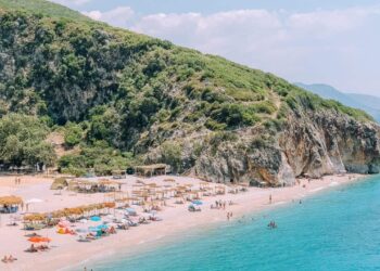 700 mijë grekë nisen për turizëm në Shqipëri: "Kathimerini" e përshkruan Rivierën Shqiptare si një alternativë më ekonomike për Halkidikin.