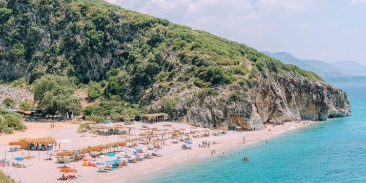 700 mijë grekë nisen për turizëm në Shqipëri: "Kathimerini" e përshkruan Rivierën Shqiptare si një alternativë më ekonomike për Halkidikin.
