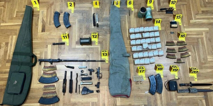 73-vjeçari në Zveçan arrestohet, policia konfiskon armë dhe një sasi të konsiderueshme municioni