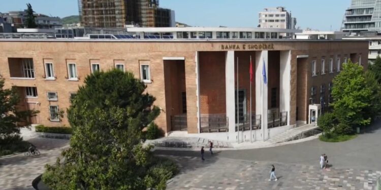 A do të paguajnë shqiptarët më pak në banka? Vendimi për të ulur tarifat e pagesave elektronike, përfitime deri në 10 herë më të mëdha.