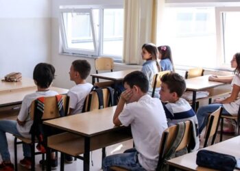 A po i dëmton orari i hershëm i mësimit adoleshentët? Ja çfarë tregojnë specialistët…