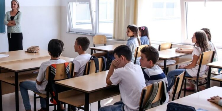 A po i dëmton orari i hershëm i mësimit adoleshentët? Ja çfarë tregojnë specialistët…