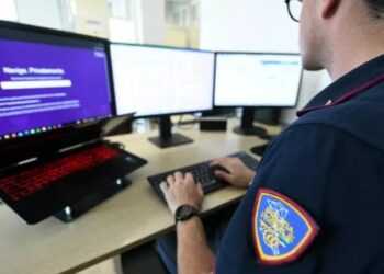 Administratori i forumit seksist në Itali zbulohet! Një biznesmen akuzohet për shantazh dhe publikimin e fotove të politikaneve, përfshirë Melonin.