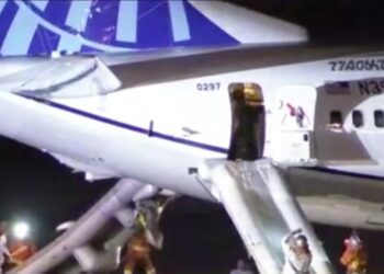 Aeroplani i United Airlines kryen ulje të ngutshme pas alarmit për zjarr, dy persona të lënduar.
