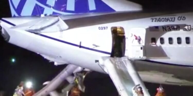 Aeroplani i United Airlines kryen ulje të ngutshme pas alarmit për zjarr, dy persona të lënduar.