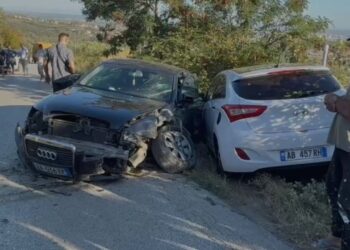 Aksident i rëndë në Fier, tre makina të përfshira. Një person dërgohet në spital.