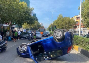 Aksident i rrezikshëm në “21 Dhjetori”, makinat përmbyset në rrugë.