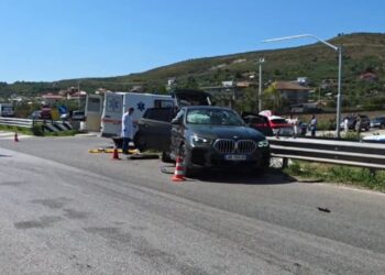 Aksident në autostradën Fier-Lushnjë: dy makina përplasen, tre persona të plagosur