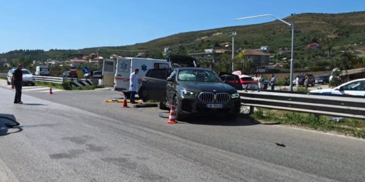 Aksident në autostradën Fier-Lushnjë: dy makina përplasen, tre persona të plagosur