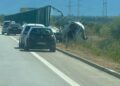 Aksident në autostradën Fier-Vlorë, automjeti përfundon i përmbysur në rrugë.
