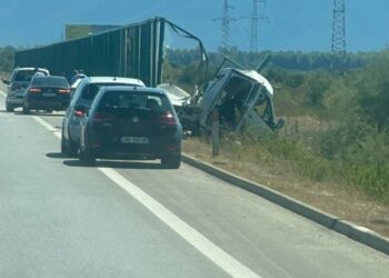 Aksident në autostradën Fier-Vlorë, automjeti përfundon i përmbysur në rrugë.