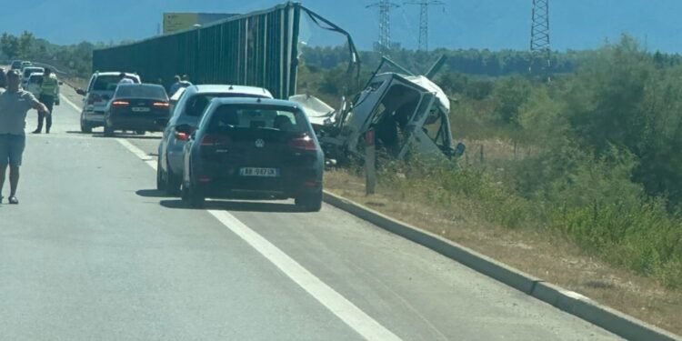 Aksident në autostradën Fier-Vlorë, automjeti përfundon i përmbysur në rrugë.