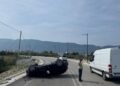 Aksident te Porti i Jahteve në Orikum, automjeti përmbyset në rrugë, shoferi dëmtohet.
