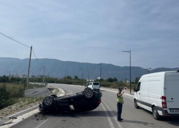 Aksident te Porti i Jahteve në Orikum, automjeti përmbyset në rrugë, shoferi dëmtohet.