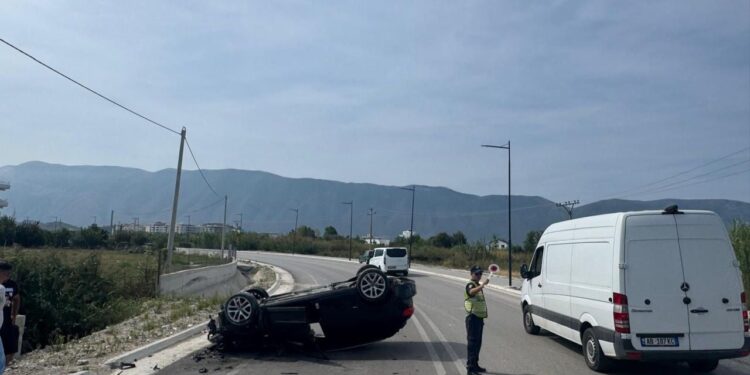 Aksident te Porti i Jahteve në Orikum, automjeti përmbyset në rrugë, shoferi dëmtohet.
