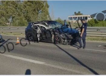 Aksident tragjik në Lushnje-Fier, kamioni bllokon rrugën dhe lëndohet nëna me dy fëmijë.