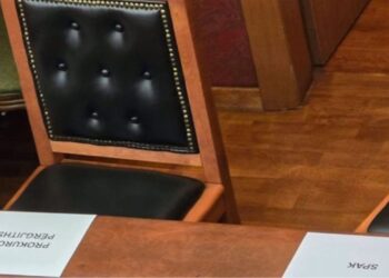 Altin Dumani dhe Olsian Çela nuk ishin të pranishëm në fillimin e legjislaturës së re, vendet e tyre në Kuvend mbetën të papara.