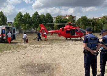 Ambasadori Shukrov, i shoqëruar nga bashkëshortja, niset me helikopter për në Tiranë pas një infarkti në Voskopojë.