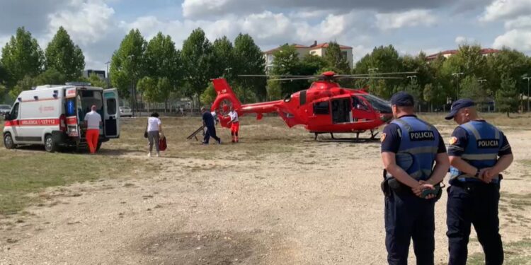Ambasadori Shukrov, i shoqëruar nga bashkëshortja, niset me helikopter për në Tiranë pas një infarkti në Voskopojë.