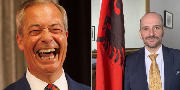 Ambasadori Uran Ferizi pozon me Nigel Farage: Ndërpritet shpërndarja e dezinformatave për shqiptarët në Angli.