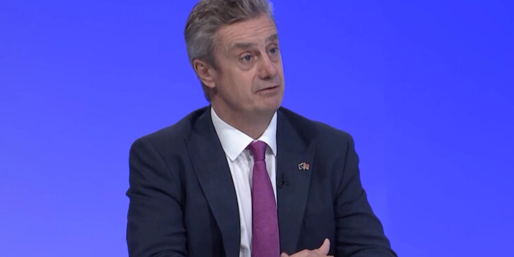 Ambasadori britanik: Politikanët duhet të respektojnë vendimet e Gjykatës Kushtetuese