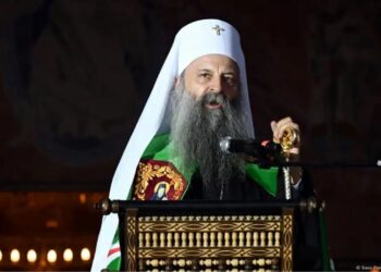 Analiza e DW: Roli i Kishës Serbe në mbështetje të regjimit të Vuçiçit