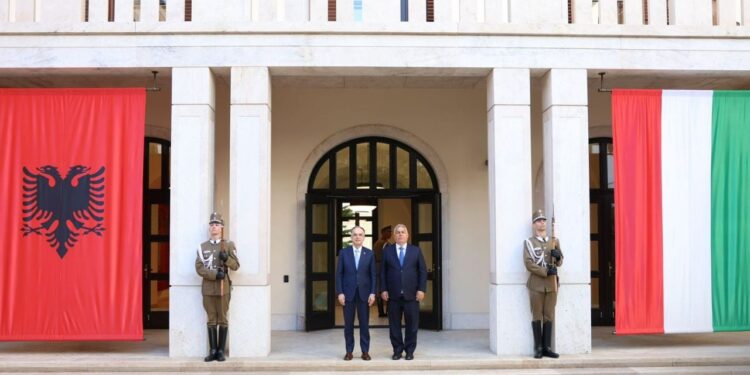 “Anëtarësimi i rajonit në BE përmirëson sigurinë”/ Kryeministri hungarez takon presidentin Begaj për të diskutuar forcimin e marrëdhënieve mes dy vendeve.