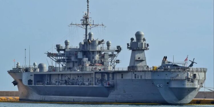 Anija e flotës amerikane arrin të shtunën në Porto Romano/ Ushtarakët e SHBA-së takohen me përfaqësuesen e Ambasadës dhe Begajn.