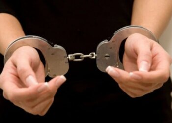 Arrestohet e dyshuara për sulm ndaj nënës dhe punonjëses policore në Vushtrri