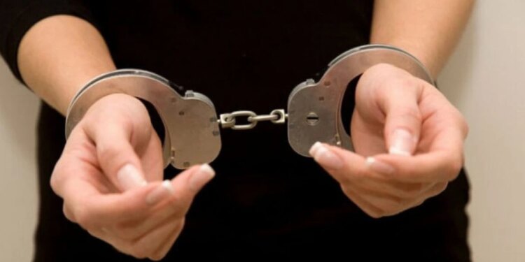 Arrestohet e dyshuara për sulm ndaj nënës dhe punonjëses policore në Vushtrri