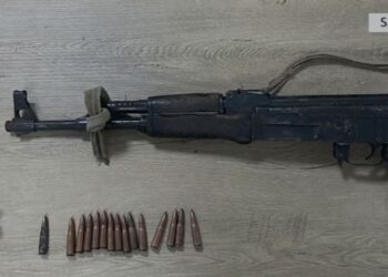 Arrestohet në Sarandë 50-vjeçari, duke fshehur armë zjarri automatike në shtëpi