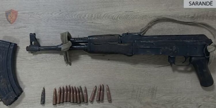 Arrestohet në Sarandë 50-vjeçari, duke fshehur armë zjarri automatike në shtëpi