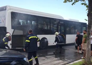 Autobusi i linjës Durrës-Plazh shpërthen në flakë gjatë udhëtimit, pasagjerë të shumtë dalin në mënyrë të sigurt.