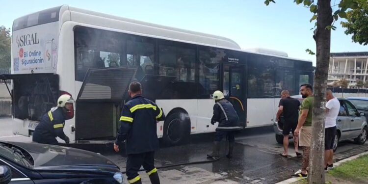 Autobusi i linjës Durrës-Plazh shpërthen në flakë gjatë udhëtimit, pasagjerë të shumtë dalin në mënyrë të sigurt.