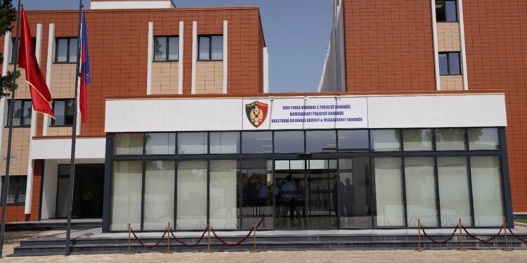 Babë e bir arrestohen në Shkodër pas plagosjes me thikë të një 33-vjeçari