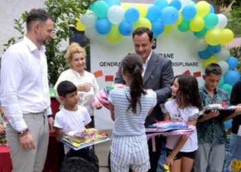 Bashkia Tiranë ofron çanta dhe materiale shkollore për fëmijët në nevojë; Nënkryetari Sulaj: “Kemi përkushtim të plotë ndaj jush”