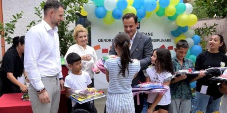 Bashkia Tiranë ofron çanta dhe materiale shkollore për fëmijët në nevojë; Nënkryetari Sulaj: “Kemi përkushtim të plotë ndaj jush”