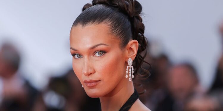 Bella Hadid ndan imazhe prekëse nga spitali, duke luftuar me sëmundjen. Gigi e mbështet atë me një mesazh të ngushëllimit.