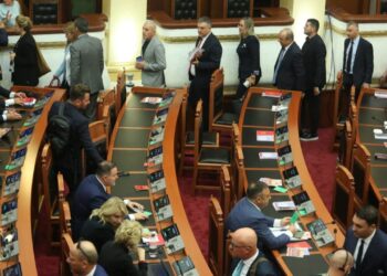 Berisha i bën një tjetër goditje Metës, këtu janë tre deputetët që bashkohen me PL për të krijuar grupin parlamentar.