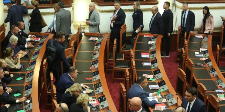 Berisha i bën një tjetër goditje Metës, këtu janë tre deputetët që bashkohen me PL për të krijuar grupin parlamentar.