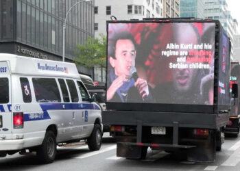 Billboardi i serbëve të diasporës në New York kundër Kosovës dhe Kurtit