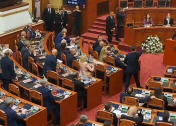 Bllokimi i foltores në Kuvend: Gazment Bardhi i mbyll mikrofonin Taulant Ballës
