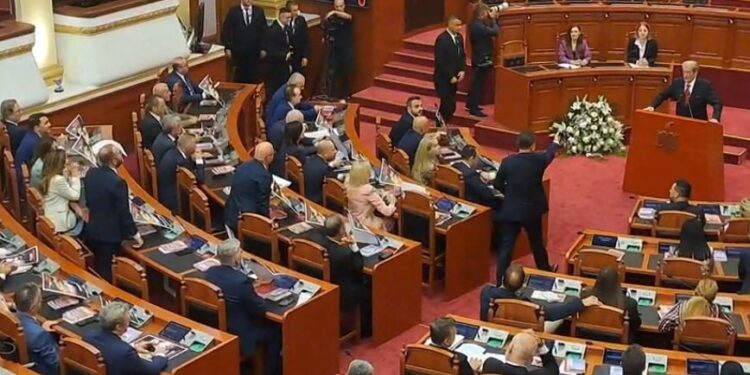 Bllokimi i foltores në Kuvend: Gazment Bardhi i mbyll mikrofonin Taulant Ballës