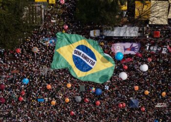 Bolsonaro përballë kritikave, mijëra protestues në Brazil kërkojnë ndëshkimin e plotë të ish-presidentit.
