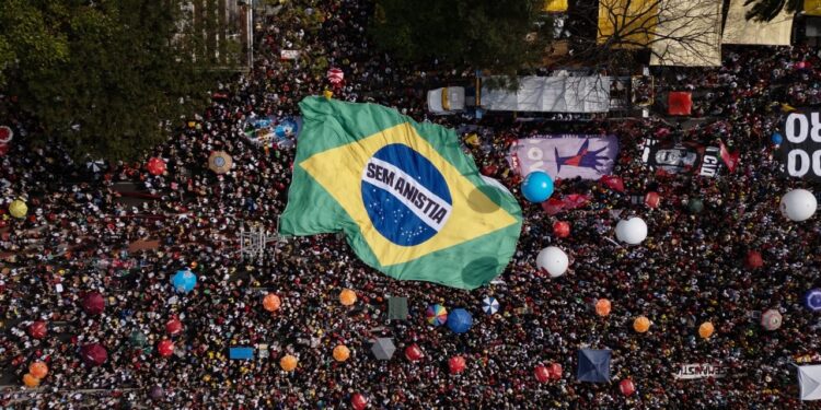 Bolsonaro përballë kritikave, mijëra protestues në Brazil kërkojnë ndëshkimin e plotë të ish-presidentit.