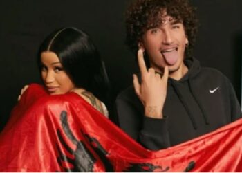 Cardi B rikthehet, duke u shfaqur me flamurin shqiptar. Çfarë mesazhi po dërgon?