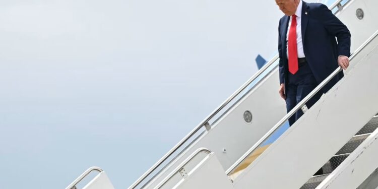 Ceremonia përkujtimore për Charlie Kirk, Trump arrin në Arizona me një autokolonë të madhe.