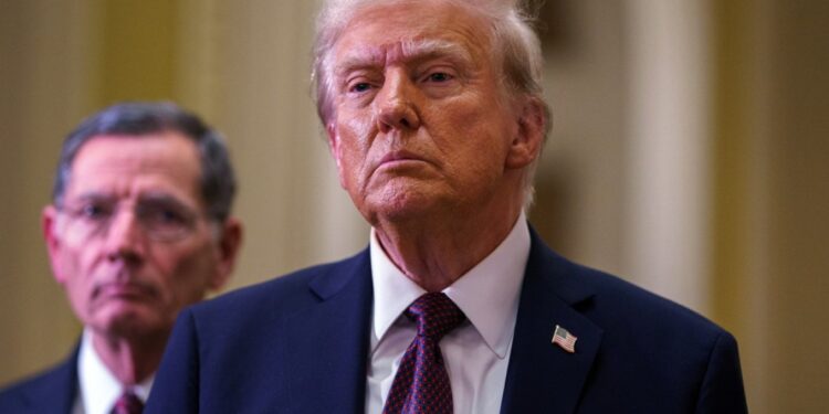 Çfarë veprimesh duhet të ndërmarrin vendet e NATO-s në rastin e shkeljeve të hapësirës ajrore nga avionët rusë? Trump: T’i rrëzojnë ato.