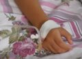 Covid po prek shkollat, mjekët: Infektimet te fëmijët kanë pësuar rritje të ndjeshme.