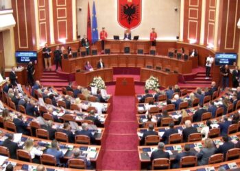 Deputetët e rinj, Tom Doshi dhe Sabina Jorgo, heqin dorë nga mandati pas betimit

Ligjvënësit për katër vitet e ardhshme u betuan gjatë seancës që filloi këtë pasdite në orën 17:00.